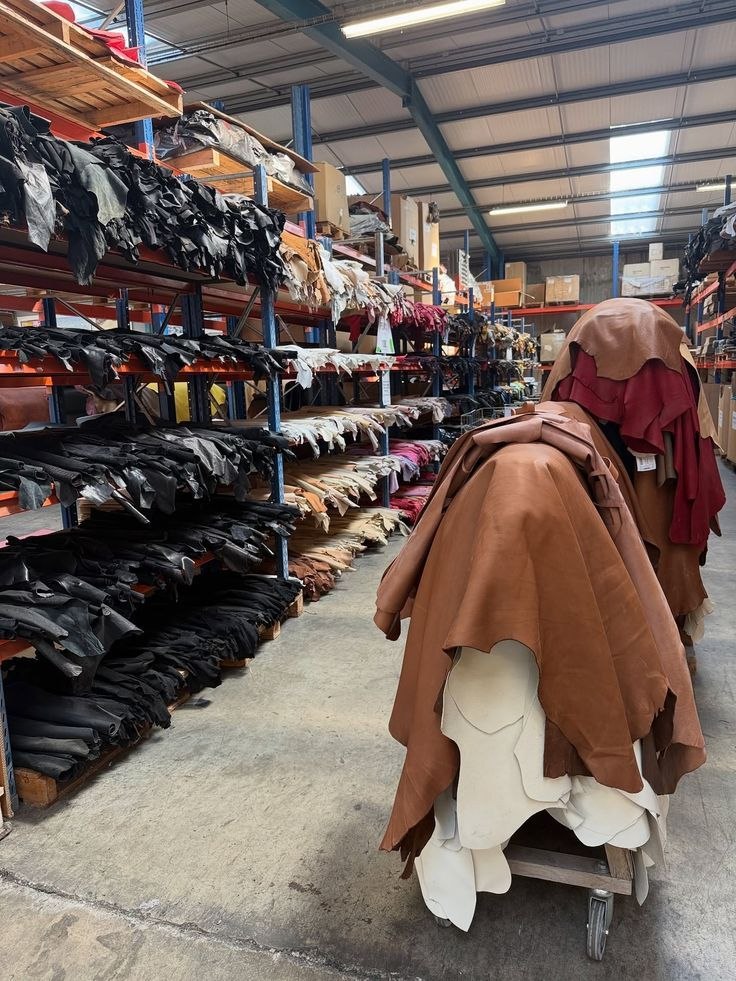 Perbedaan Kulit Domba vs Kulit Sapi: Mana yang Lebih Baik untuk Jaket?