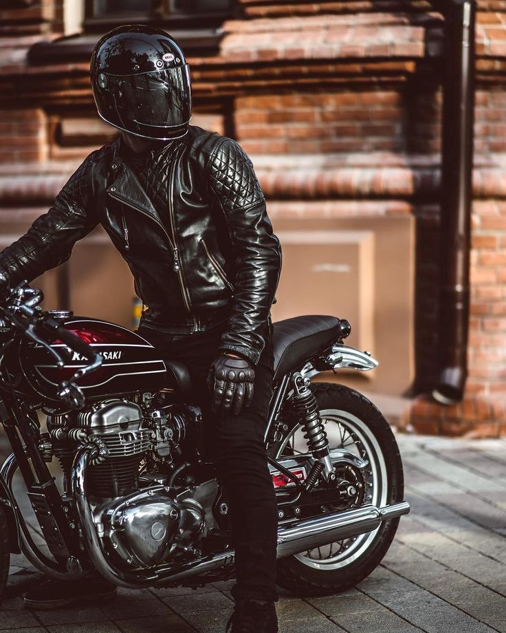 5 Kombinasi Outfit Keren dengan Jaket Kulit Biker Pria
